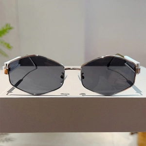Détail macro des lunettes de soleil géométriques argentées aux verres gris foncé
