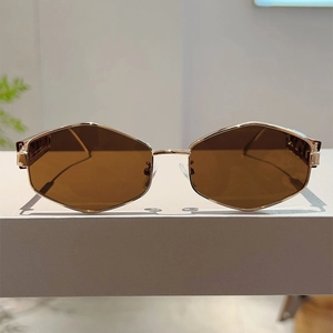 Détails de lunettes de soleil Y2K hexagonales avec monture dorée et verres marron