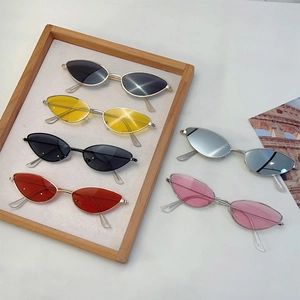 Lunettes de soleil œil de chat fines en métal avec six verres colorés au style Y2K