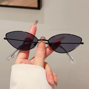 Détails de lunettes de soleil œil-de-chat légères avec monture en métal noir et verres