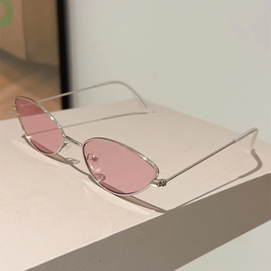Détail macro de lunettes de soleil œil de chat argentées avec verres roses translucides
