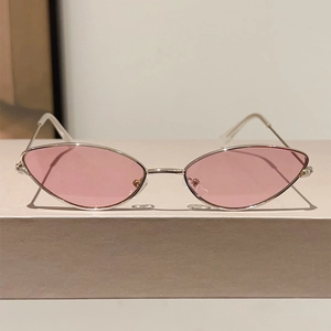 Gros plan sur des lunettes de soleil œil de chat étroites avec monture argentée