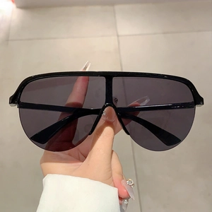 Gros plan sur les lunettes de soleil Y2K noires surdimensionnées avec écran monobloc