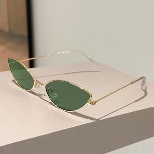 Vue détaillée des lunettes de soleil œil-de-chat avec monture en métal doré et verres verts