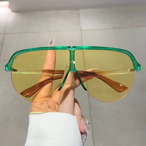 Lunettes de soleil Y2K futuristes avec monture verte et verres jaunes transparents