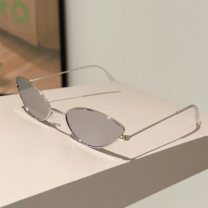 Vue détaillée de lunettes de soleil œil-de-chat avec monture fine en métal argenté