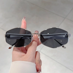 Lunettes de soleil Y2K futuristes avec monture polygone argentée et verres noirs