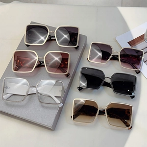 Fashionable square metal frame sunglasses for men and women with various lens colors
