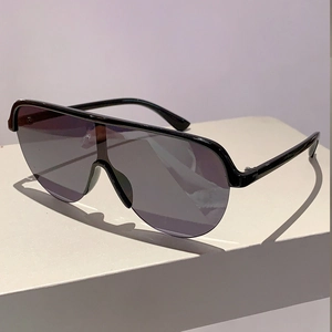 Gros plan sur des lunettes de soleil Y2K à monture noire et verres gris foncé
