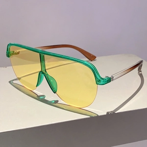 Détails de la monture verte translucide et des verres jaunes des lunettes Y2K