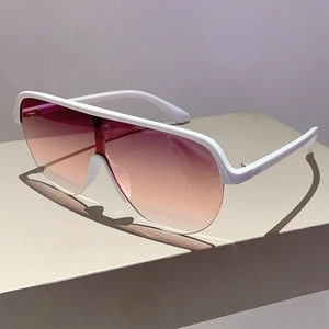 Détail macro de lunettes bouclier blanches avec verres dégradés rouge-brun pour le vélo