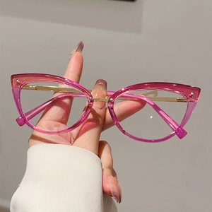 Détail des lunettes yeux de chat rose dégradé avec fines branches en métal doré
