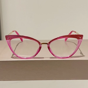 Détail de la monture d'oreilles de chat rose translucide avec pont en métal doré