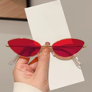 Lunettes de soleil œil-de-chat à monture en métal doré et verres rouges translucides