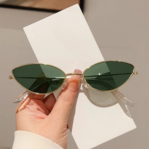 Lunettes de soleil œil-de-chat rétro avec fine monture en métal doré et verres vert foncé