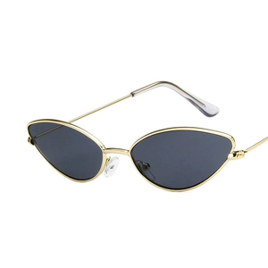 Lunettes de soleil rétro œil-de-chat monture dorée et verres foncés pour un look chic