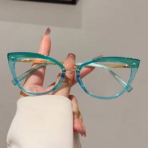 Lunettes œil de chat rétro dégradé bleu avec branches en métal doré vues de main