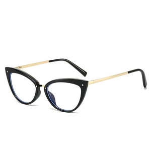 Lunettes œil-de-chat classiques à monture noire et branches en métal doré sur blanc