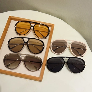 Collection de lunettes de soleil aviateur classiques avec verres colorés et montures