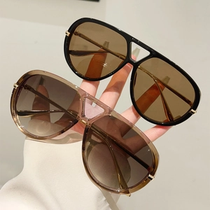 Détails de lunettes pilote surdimensionnées avec monture épaisse et charnières dorées