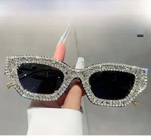 Detailansicht der Luxus-Cat-Eye-Sonnenbrille mit glitzernden Strasssteinen und Goldkette