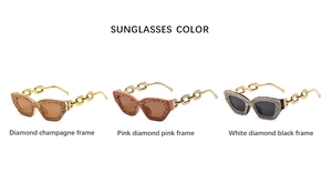 Moderne Cat-Eye-Sonnenbrille mit Strassrahmen und goldenen Kettentempeln in drei Farben