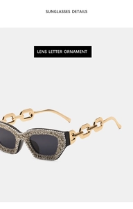 Detailansicht der Cateye-Sonnenbrille mit silbernen Strasssteinen und goldenen Kettenbügeln