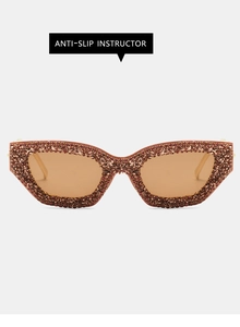 Detail der Cateye-Sonnenbrille mit luxuriösen Strasssteinen und rutschfesten Bügeln