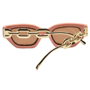 Rosafarbene Cat-Eye-Sonnenbrille mit goldener Kette und getönten Gläsern