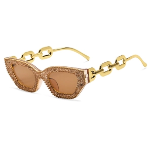 Cat-Eye-Sonnenbrille mit goldener Kette am Bügel und Glitzerrahmen für Partys