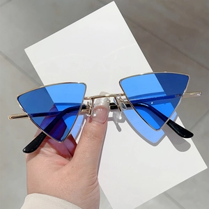 Occhiali da sole triangolari blu con montatura dorata per stile street hip hop trendy