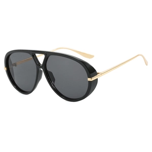 Lunettes de soleil aviateur tendance avec monture noire et branches dorées vue de face