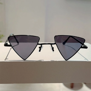Vista frontale di occhiali da sole a triangolo alla moda con montatura in metallo nero