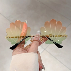 Frameless shell-shaped sunglasses with gradient lenses and gold metal frames