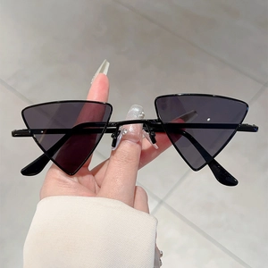 Occhiali da sole neri con montatura a triangolo alla moda in stile hip hop punk street wear