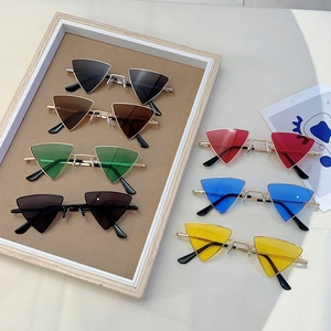 Occhiali da sole triangolari hip hop moderni in sette colori con montatura in metallo