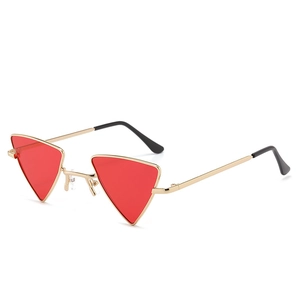 Occhiali da sole punk triangolari con lenti rosse e montatura in metallo dorato