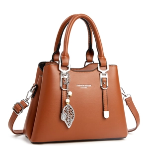 Grand sac cabas marron avec poignées, pendentif feuille et bandoulière réglable