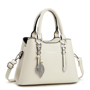 Sac à main en cuir blanc crème avec pendentif perle feuille argentée sur fond blanc