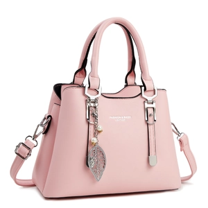 Sac à main rose clair en similicuir avec pendentif feuille et bandoulière réglable