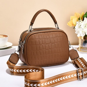 Sac à main marron effet crocodile avec double fermeture éclair et bandoulière à motifs