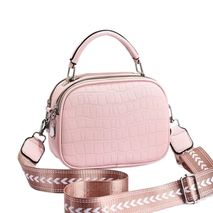 Sac à main rose gaufré crocodile avec double fermeture éclair et bandoulière large