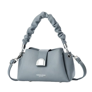 Sac bandoulière en cuir bleu-gris avec poignée froncée et fermoir en métal argenté