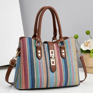 Sac à main tissé à rayures colorées avec brides en cuir marron et détails dorés