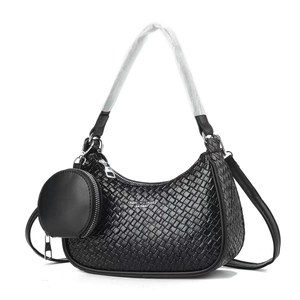 Détail du sac demi-lune noir tressé avec un porte-monnaie rond et des ferrures argentées