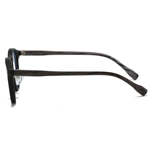 Detail der schwarzen Vintage-Brille mit realistischen dunkelgrauen Holzmuster-Bügeln
