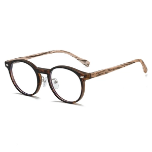 Detailansicht der runden Retro-Brille mit Schildpatt-Rahmen und heller Holzmaserung