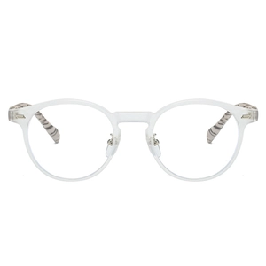 Detail einer transparenten runden Brille mit gestreiften Bügeln und Nasenpads aus Metall