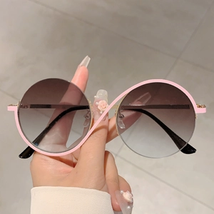 Lunettes de soleil rondes roses oversize avec verres dégradés bruns et pont croisé