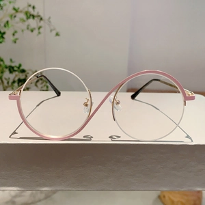 Détail du pont en S rose sur montures métalliques rondes avec une esthétique moderne et épurée